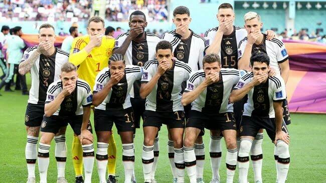 AKSI TUTUP MULUT : Timnas Jerman Dan Kampanye LGBT