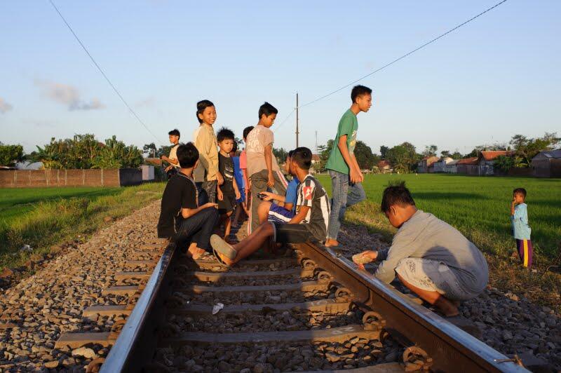 Ngabuburit Diantara Rel, Paku, & Kereta Api