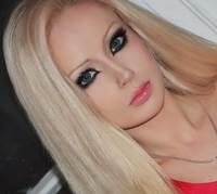13 Wanita Mirip Boneka Barbie