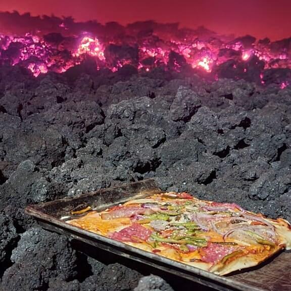GOKIL! Pria Ini Bikin Pizza Pakai Lava Gunung Berapi