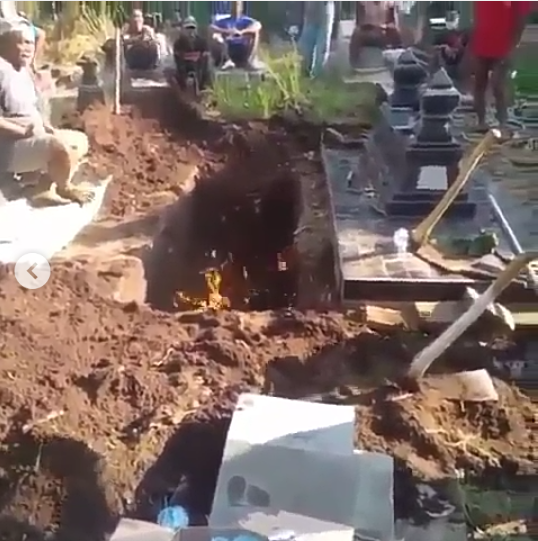Ngeri! Api Menyembur dari Liang Lahat yg Digali, Azab Kubur? 
