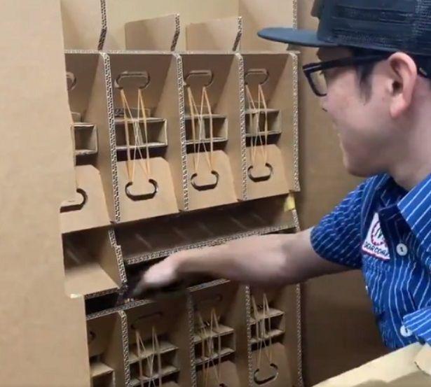 Unik! Vending Machine Terbuat Dari Kardus, Gimana Bentuknya? 