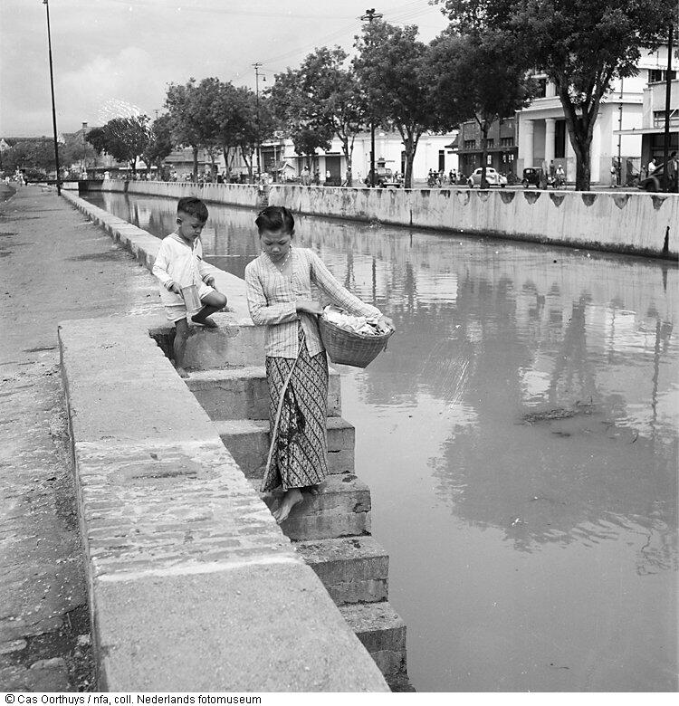 Mencuci Pakaian Di Kanal, Jakarta.