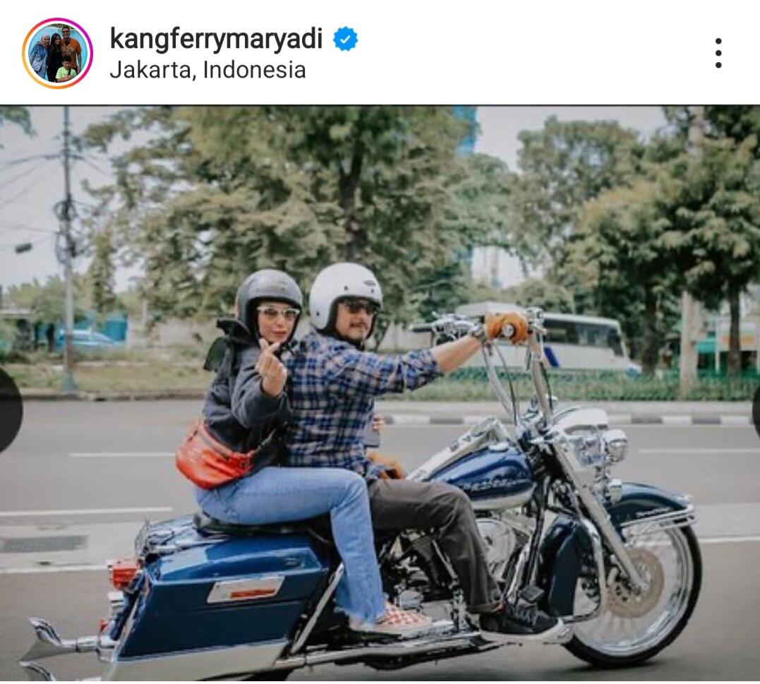 5 Potret Artis yg Motoran Bersama Pasangan, Romantis Banget nih!