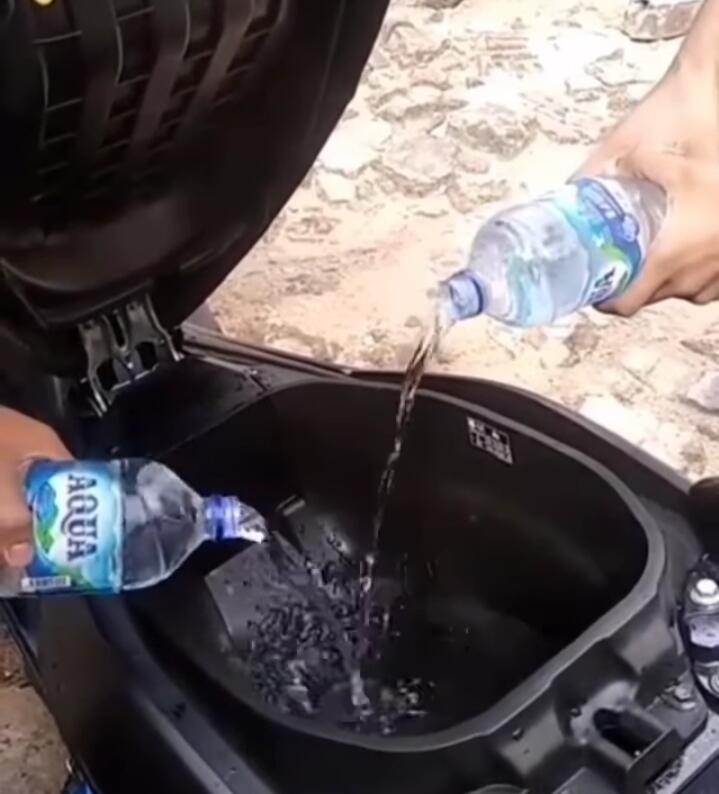 Absurd! Para Pemuda Ini Bikin Minuman Es di Bagasi Motor, Seger tetapi Kok Gitu?