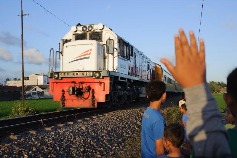 Ngabuburit Diantara Rel, Paku, & Kereta Api