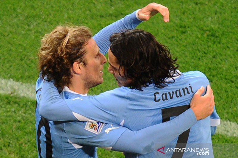 Diego Forlan bantu Edinson Cavani yakinkan MU