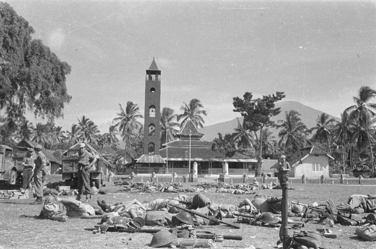 Tentara Berjemur Di Alun-alun