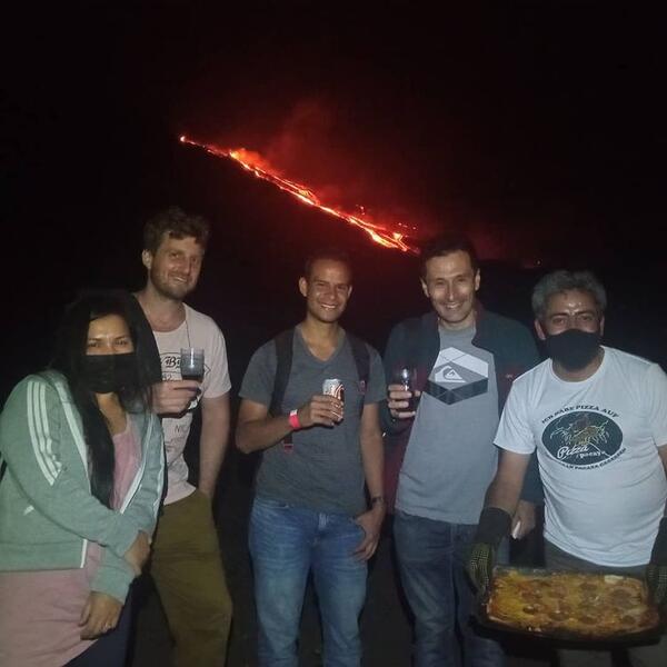 GOKIL! Pria Ini Bikin Pizza Pakai Lava Gunung Berapi