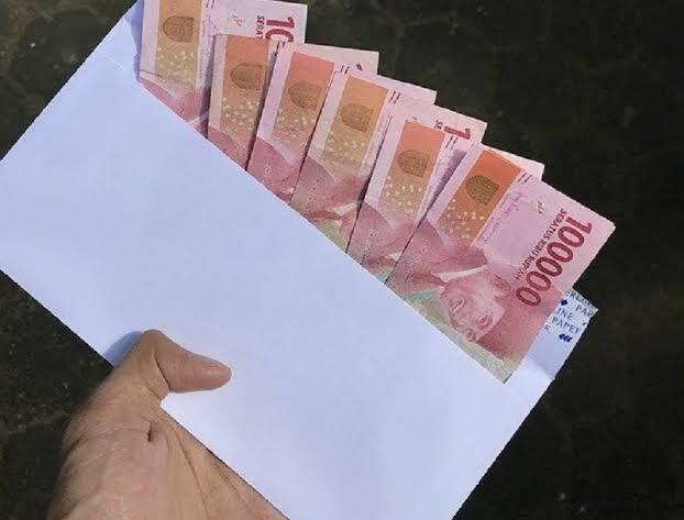 Perlukah Menulis Nama pada Amplop Kondangan?
