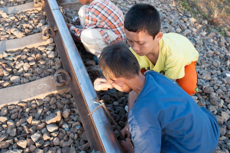 Ngabuburit Diantara Rel, Paku, & Kereta Api
