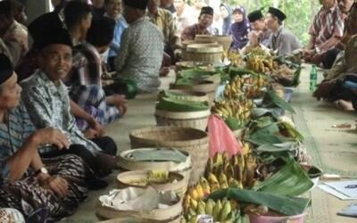 Mengecat Makam Demi Ruwahan