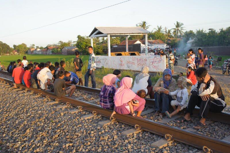 Ngabuburit Diantara Rel, Paku, & Kereta Api