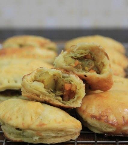 SAMOSA PANGGANG DENGAN SALAD TOMAT