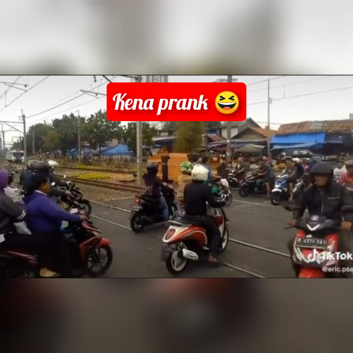 Begini Jadinya Jika Kereta Api Ngeprank, Bikin Jantungan