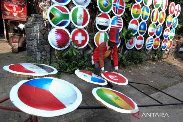 Sambut Piala Dunia 2026 dengan pernak-pernik bendera negara peserta di Solo