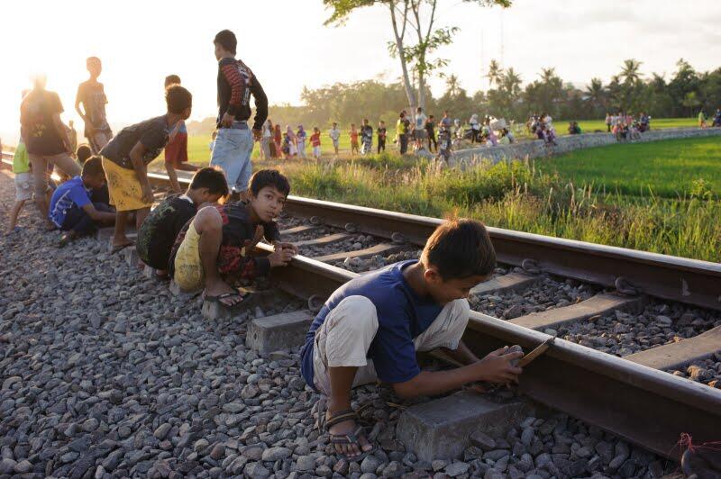 Ngabuburit Diantara Rel, Paku, & Kereta Api