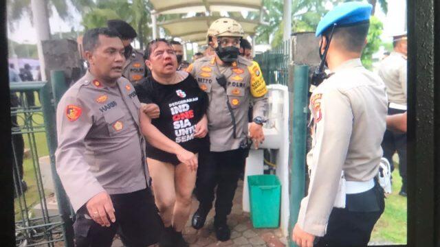 Perlukah Orang yg Nyebelin Digebuki Sampai Ditelanjangi?
