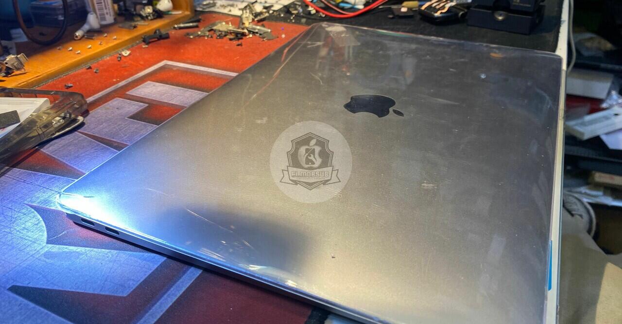 Komponen Utama pada Layar LCD MacBook