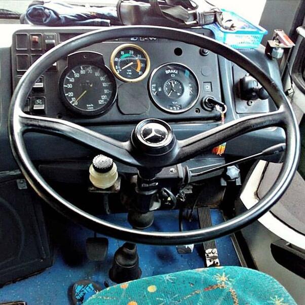 Membandingkan Bentuk Speedometer Pada Bus, Lebih Bagus Yang Mana Nih?