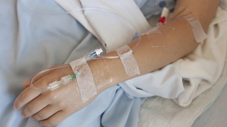 Pendapat Gue Tentang Adegan Sinetron Mencabut Jarum Infus Sendiri