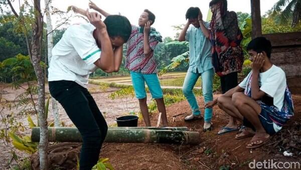 Bebeledugan Permainan Tradisional Menjelang Berbuka Puasa