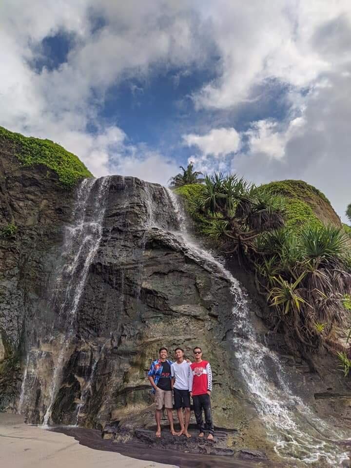 Pantai Dengan Hamparan Bukit & Air Terjun Nan Eksotis, Hanya Ada Di Cianjur Nih! 