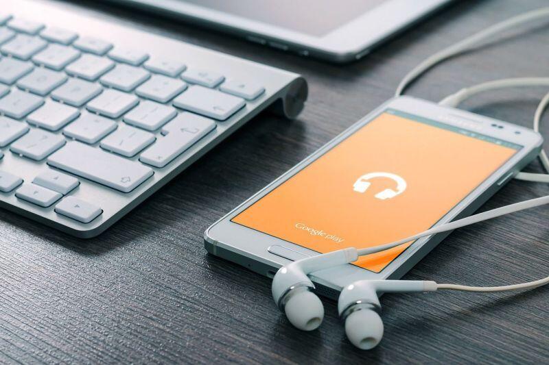 Dokter Peringatkan supaya Pakai Earphone Maksimal 60 Menit dengan Volume 60 Persen
