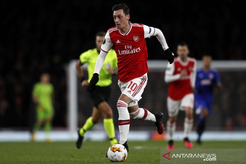 Mesut Ozil semangati Bukayo Saka