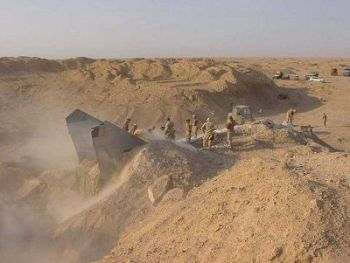 pesawat-jet-terkubur-pasir-di-irak.jpg