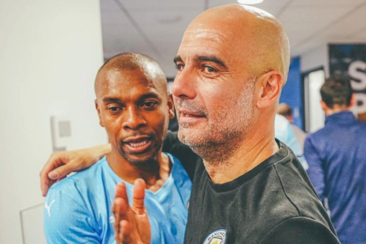 Fernandinho pensiun, Guardiola lontarkan puja-puji