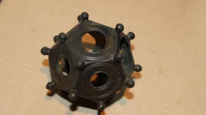 Mengungkap Misteri Roman Dodecahedron