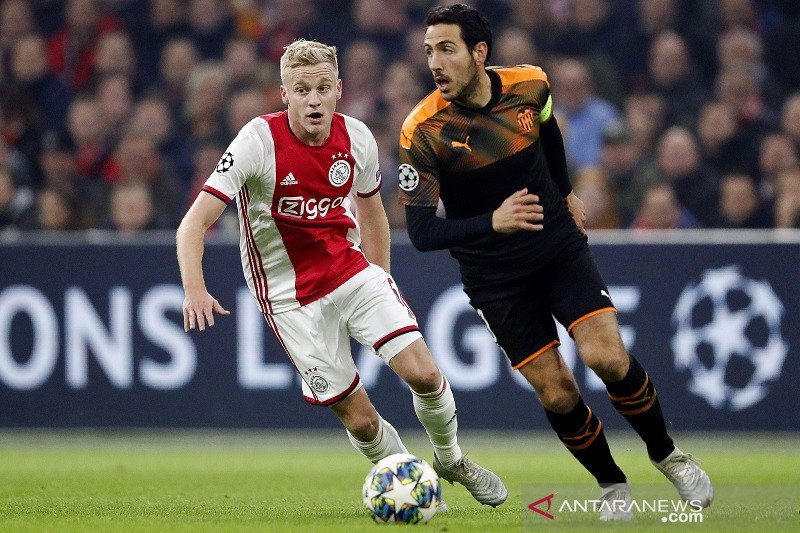 Manchester United resmi boyong Van de Beek dari Ajax
