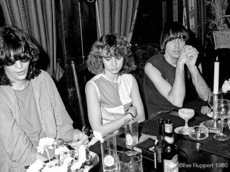 KISAH HIDUP : Joey Ramone, Frontman Ringkih & Cinta Segitiga yg Rumit!