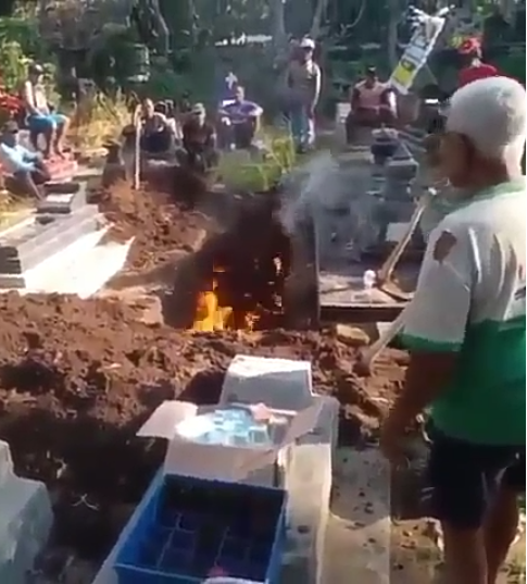 Ngeri! Api Menyembur dari Liang Lahat yg Digali, Azab Kubur? 