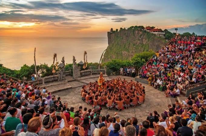 Tarian Bali Di Uluwatu, Banyak Yang Suka! 