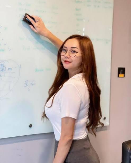 Guru Cantik Ini Ternyata Selebrities, Wah Keren Sih!