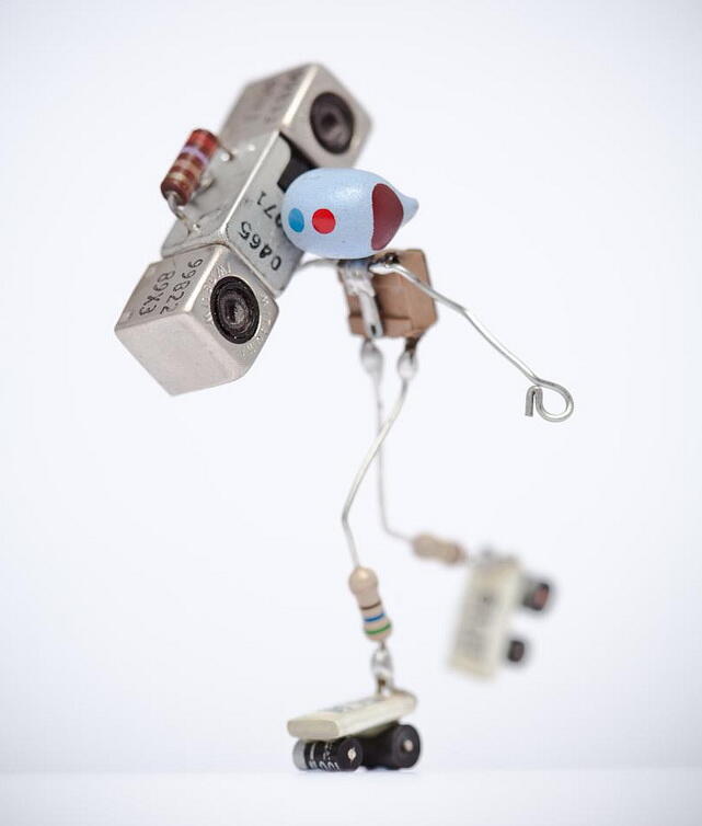 Sparebots Dunia Yang Diciptakan Dari Komponen Elektronik.