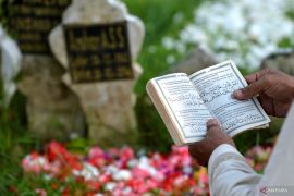 Bacaan Tahlil saat ziarah kubur dalam bahasa Arab, latin, & artinya