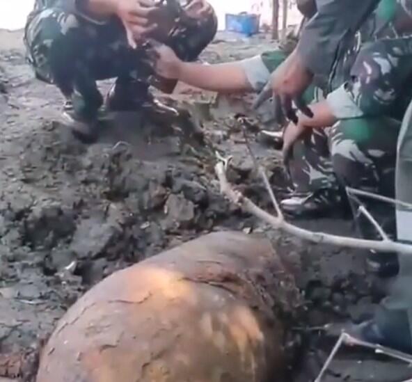 Heboh, Warga Desa Temukan Bom Super jumbo di Pinggir Empang!