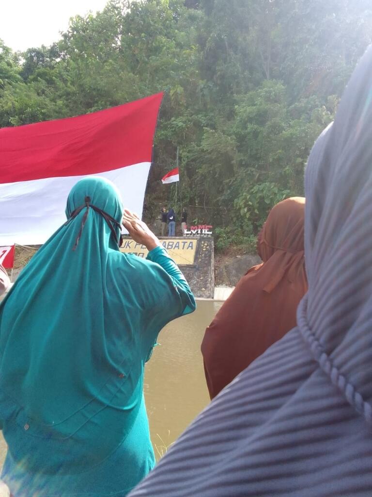 17 Agustus. Bendera Raksasa Terbentang Cantik Di Dusun Ini.!
