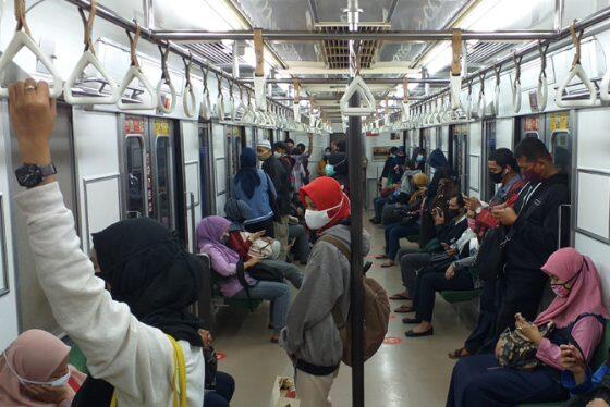 Nah Ini, Penumpang Commuter Line Boleh Makan & Minum 