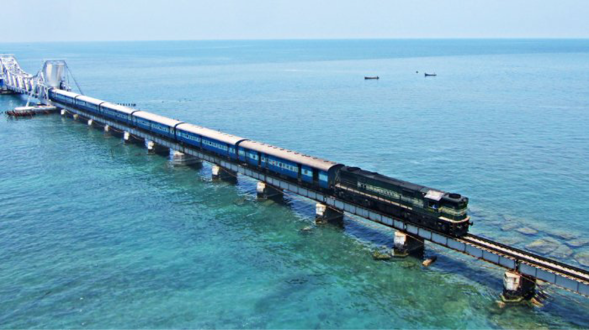 Kereta Api Sebagai Akomodasi Revolusi & Keindahan