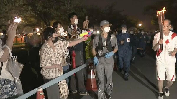 Ditangkap, Wanita Jepang Semprotkan 'CAIRAN' Ke Pembawa Api Obor Olimpiade !