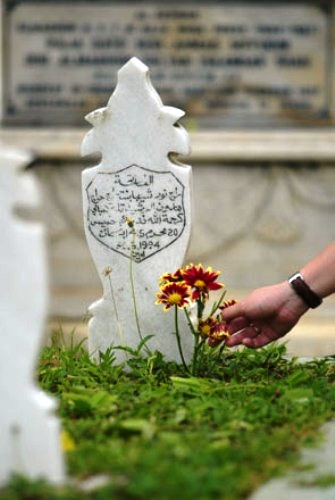 kubur.jpg