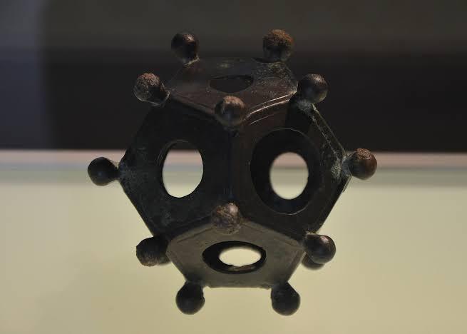 Mengungkap Misteri Roman Dodecahedron