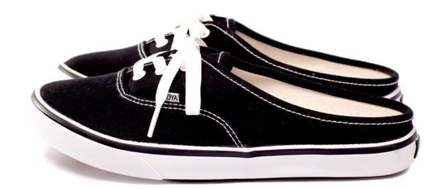 10 Rekomendasi Sepatu Hitam Putih Terbaik