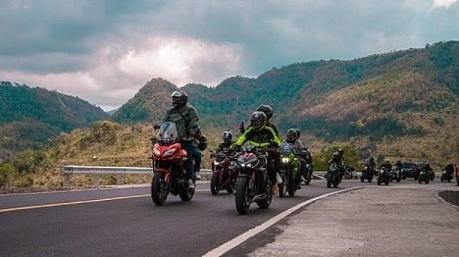 Touring Dengan Motor Enak Sendiri Atau Rame-Rame? 