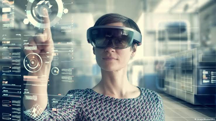 Dunia Semakin Canggih! Bekerja Di Kereta MRT Dengan VR Pun Viral