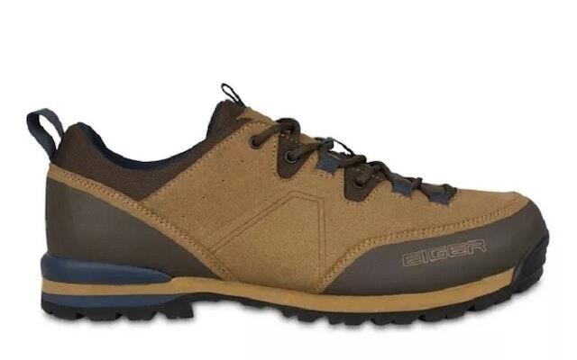 10 Rekomendasi Sepatu Gunung Terbaik